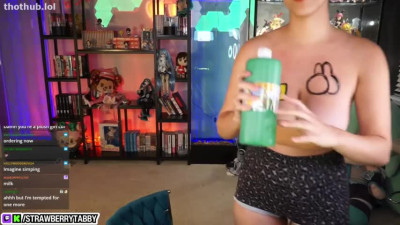 Strawberrytabby Live big tits jiggling while shaking paint