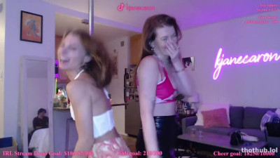 Kjanecaron kiss girl  on stream