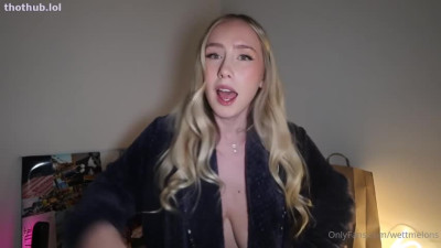 Wettmelons Rubbing Nude Pussy And Trying Her New Hauls