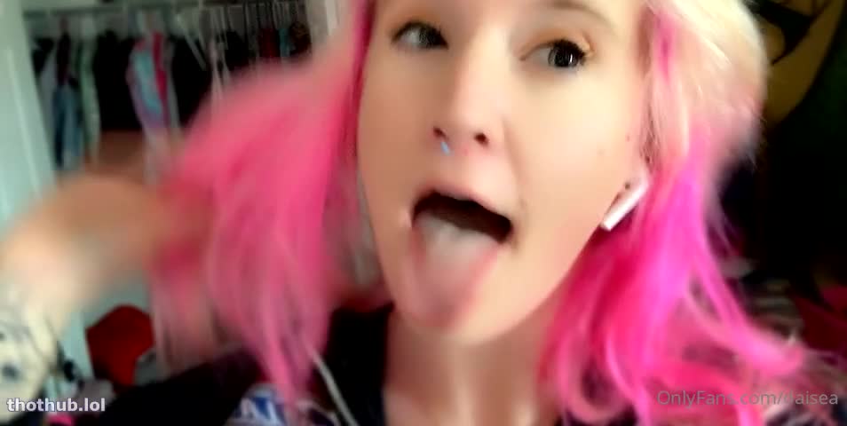 OnlyFans leaked Daisea shows her tongue and pierced tits on HDthot