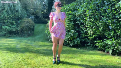 QueenLucySwings - A-little-strip-tease-in-the-garden