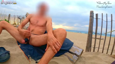 gentlyperv-Stranger offers to suck the cock on the public beach