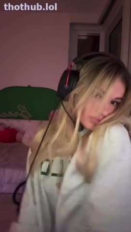 OnlyFans leaked Breckie Hill Gamer Tits show-off on HDthot